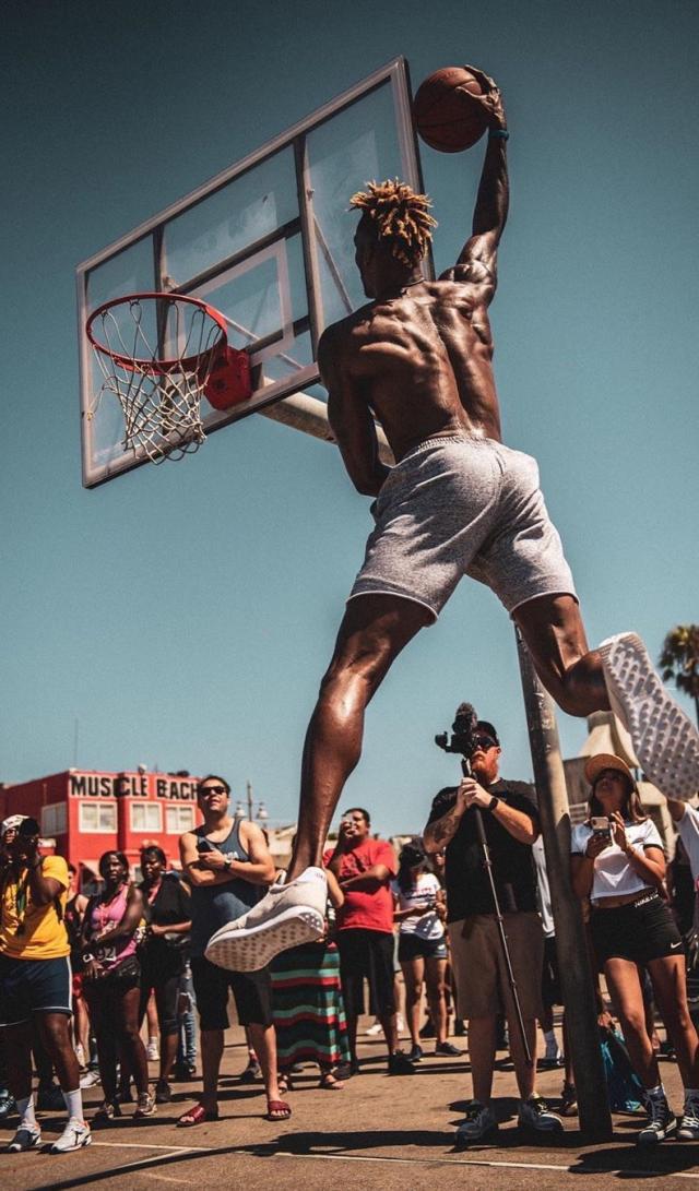 试图用肋部 试图用肋部